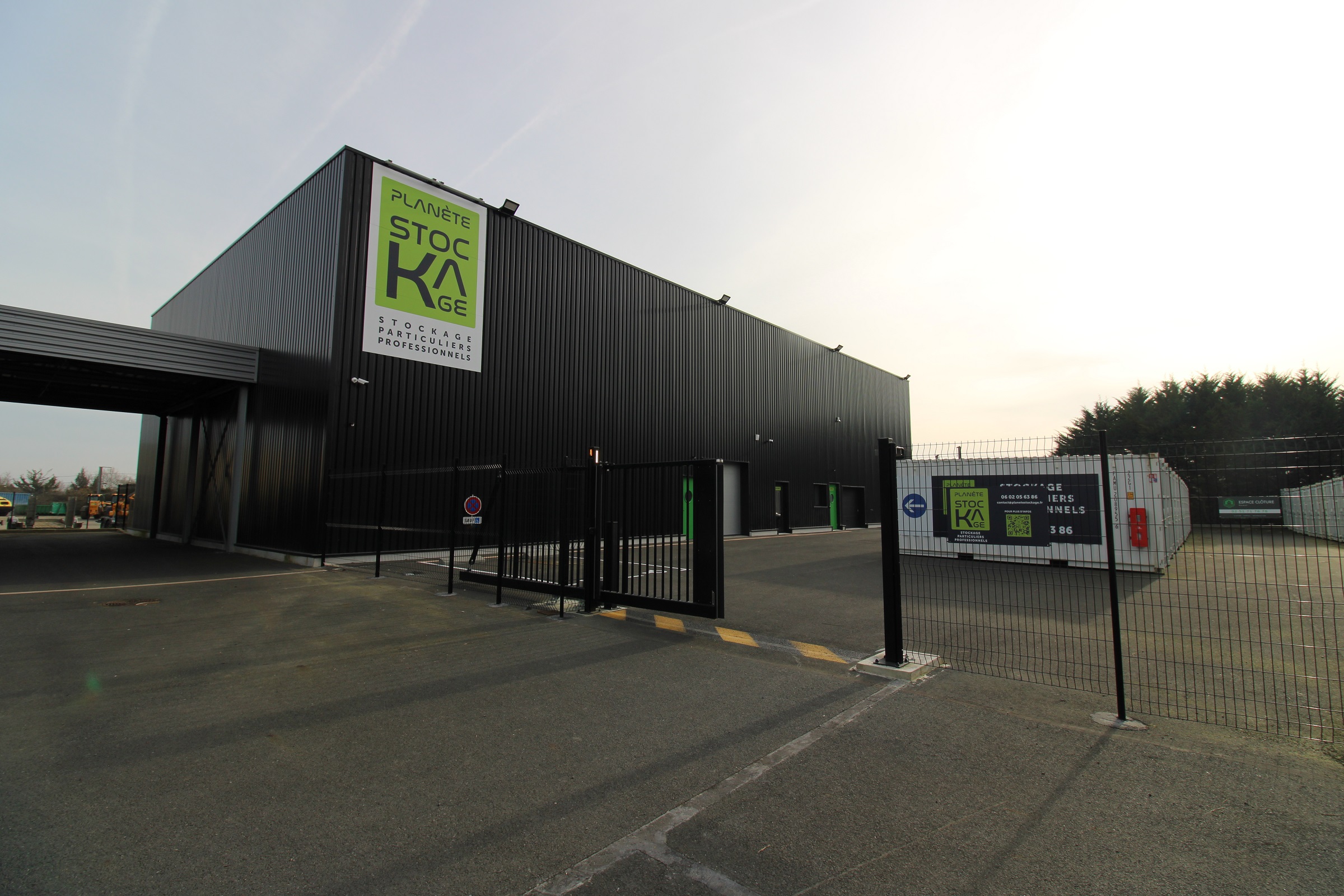 PLANETE STOCKAGE MONTAIGU-VENDEE - Photo 2